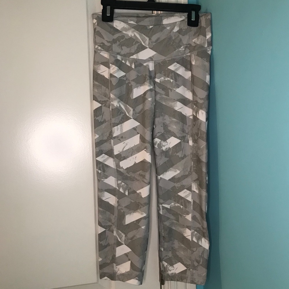 2 for 20 Old Navy gray and white capri leggings